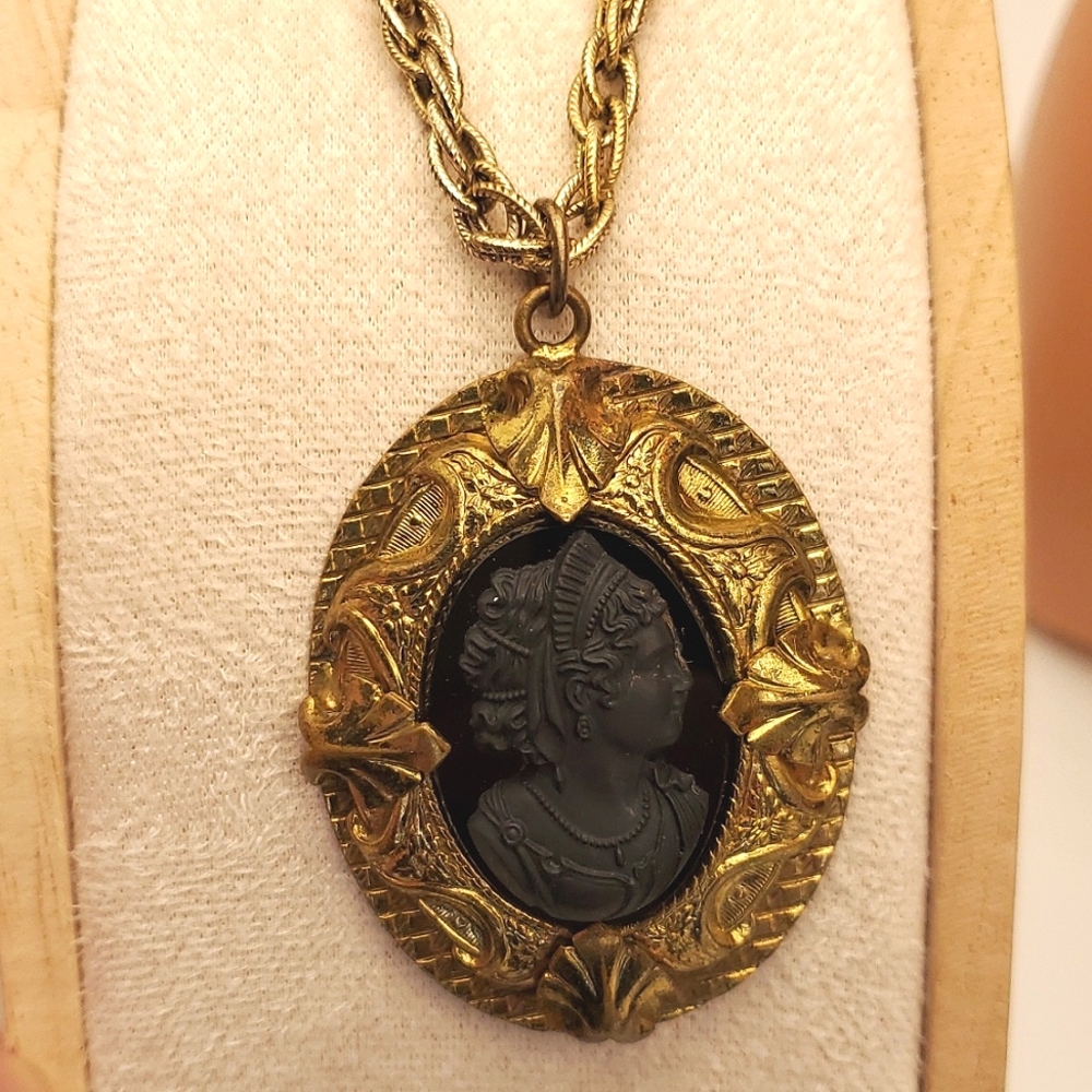 VICTORIAN Gold Glit & 100% Guaranteed Whitby Jet Cameo